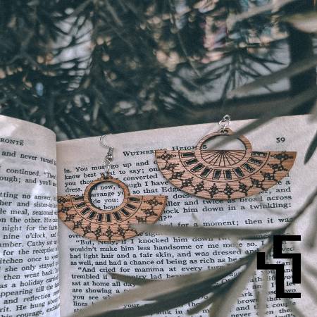 FAN SHAPED DANGLE EARRING